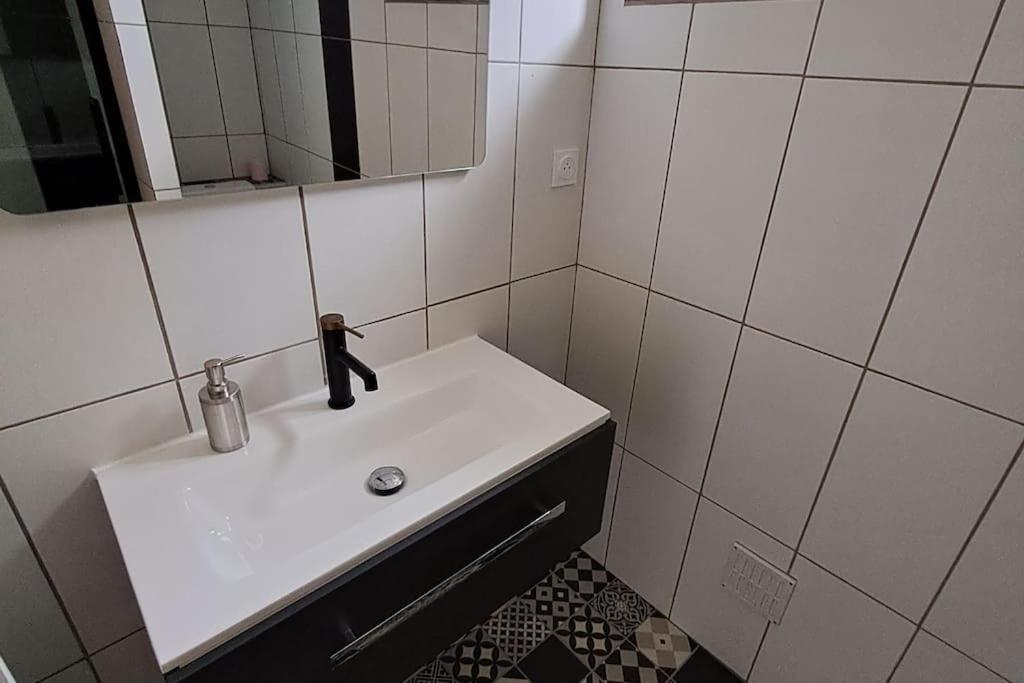 Apartment Agreable T2 Classe 3 Etoiles, Refait A Neuf, Dans Quartier Calme